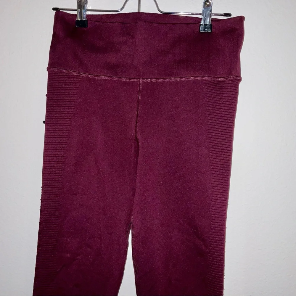 Athleta Halasana Seamless 7/8 Aubergine Burgundy Leggings Medium - Picture 3 of 6